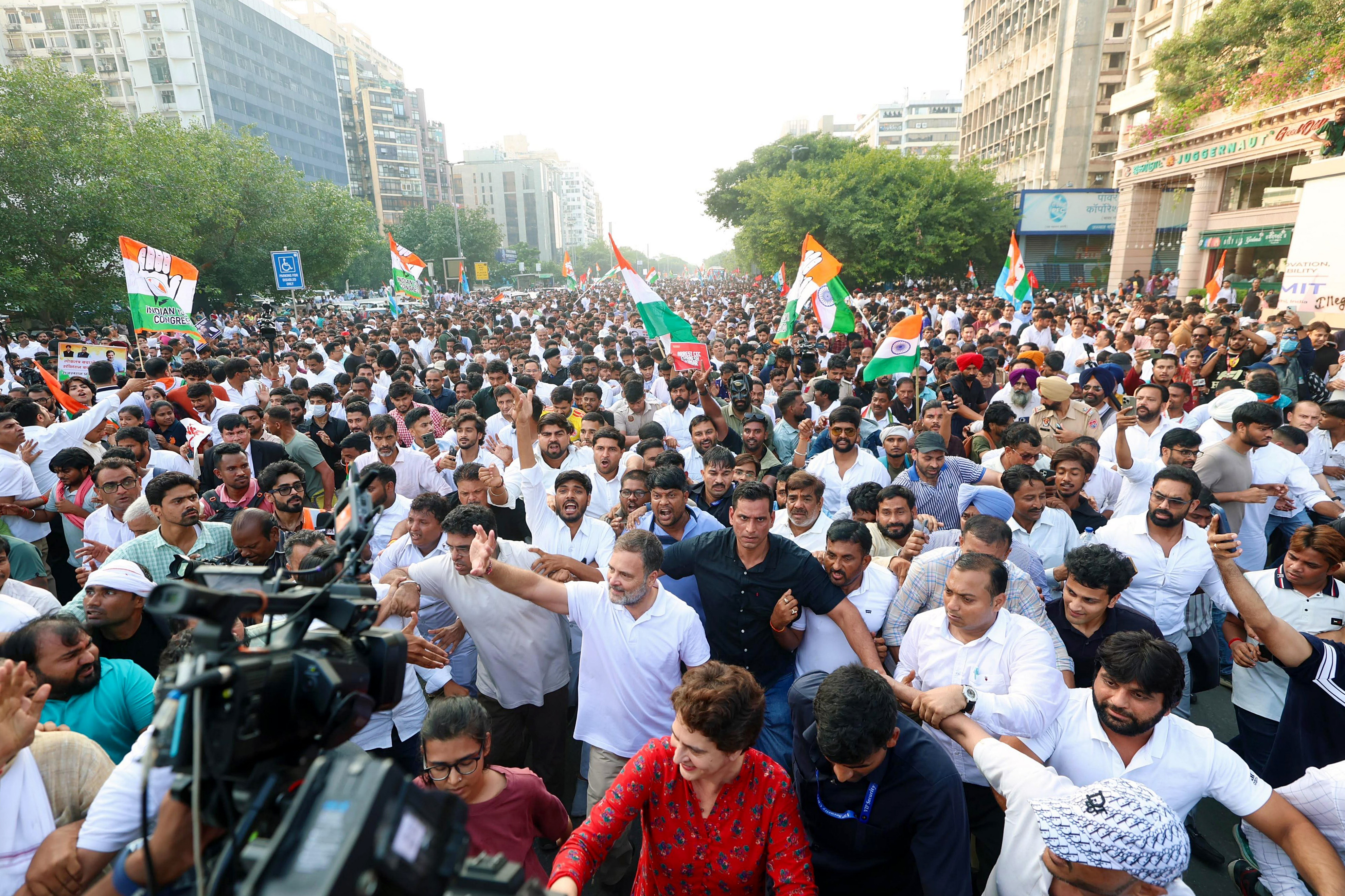फोटो 12 अक्टूबर की है। राहुल गांधी समेत विपक्षी सांसदों ने दिल्ली में बाराखंभा रोड से सुप्रीम कोर्ट की ओर मार्च निकाला था।