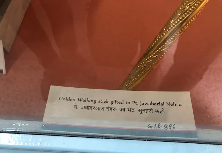 १४ ऑगस्ट १९४७ च्या रात्री सत्तांतराचे प्रतीक म्हणून तमिळनाडूतील तिरुवावदुथुरै अधीनमच्या (शैवाचार्य) प्रतिनिधींनी पंडित नेहरूंना सेंगोल सुपूर्द केला होता.