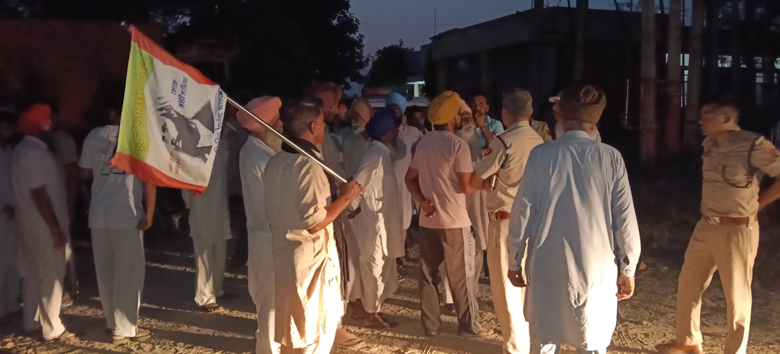 प्रदर्शनकारी किसानों से बात करते पुलिस अधिकारी।