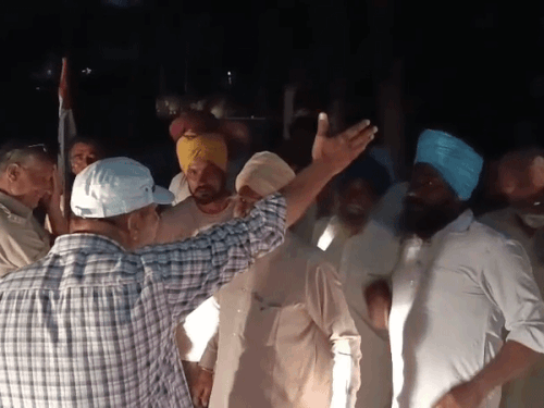 फतेहाबाद के जाखल खंड के गांव तलवाड़ा की लाइट बंद होने से किसानों ने जाखल बिजली घर पर प्रदर्शन किया।