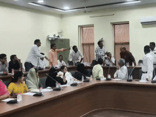 बैठक में पार्षदों ने शहर की सफाई व्यवस्था पर सवाल उठाए। उनका कहना था कि कई जगह नियमित रूप से कचरा नहीं उठाया जा रहा है और नालियों की सफाई भी नहीं हो रही है।