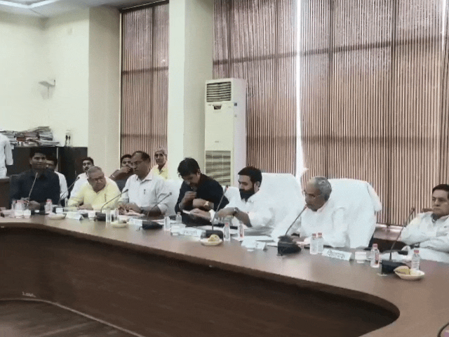 बैठक में उपस्थित झुंझुनू सांसद, विधायक सभापति और पार्षद