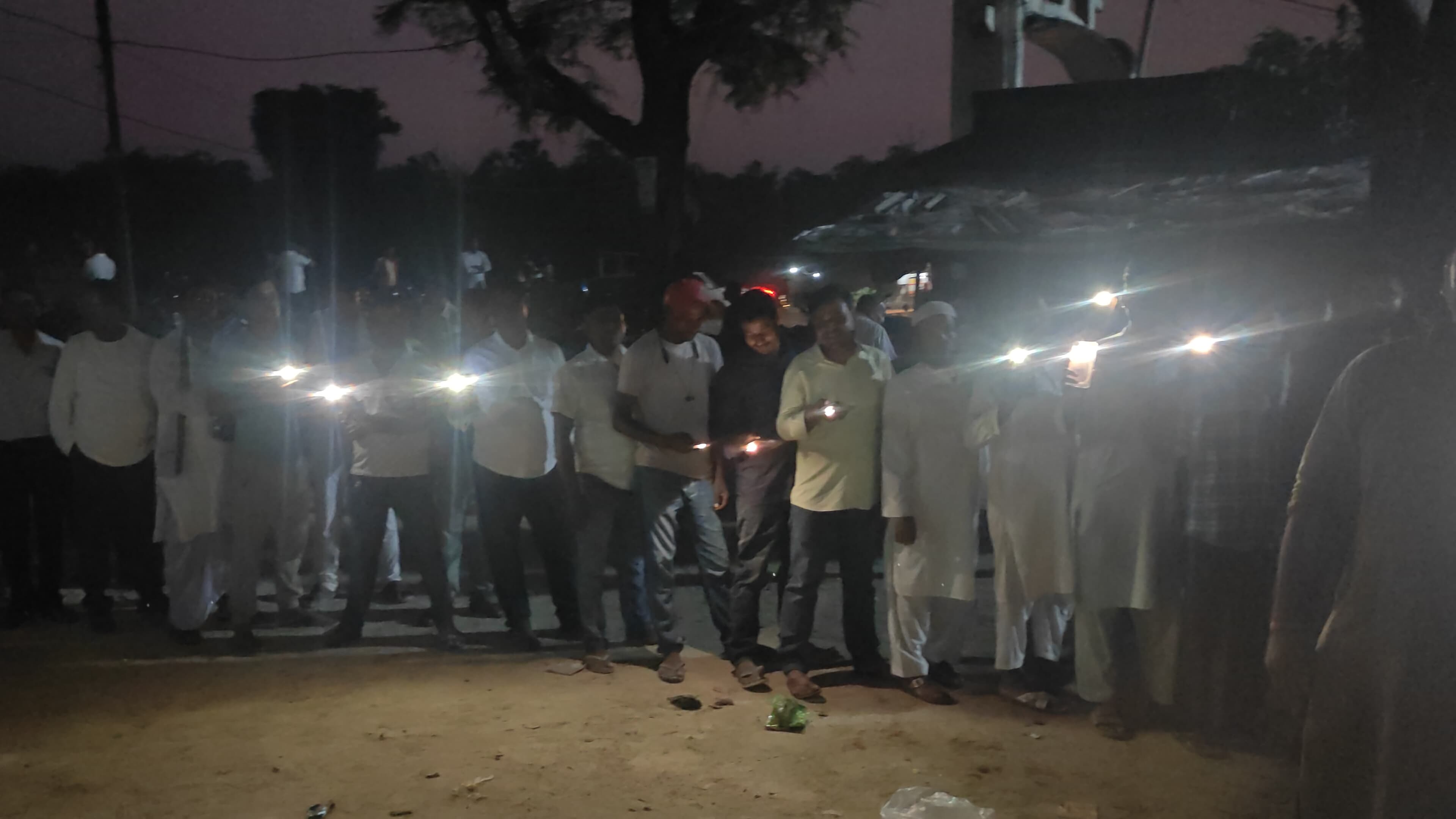 शाम 8 बजे तक बूथ पर वोटिंग जारी रही थी।