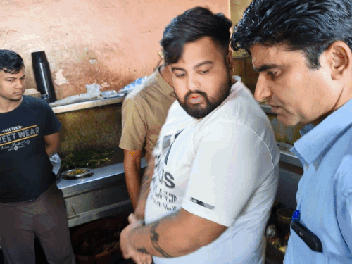 Sawai Madhopur Food Safety Raid | Chughani Hotel Notice & Biscuits Sample