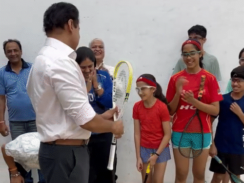 खेल मंत्री राज्यवर्धन सिंह राठौड़ ने खुद खेलकर टूर्नामेंट की शुरुआत की।