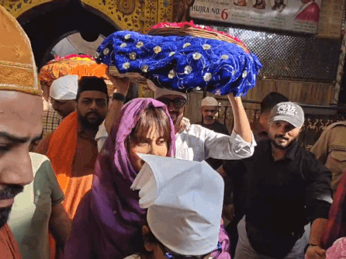 रितेश देशमुख ने पत्नी और बच्चों के साथ दरगाह में की जियारत।