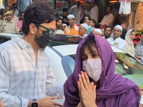 बॉलीवुड एक्टर और उनकी पत्नी के पहुंचते ही फफेन् की जमा हुई भीड़।