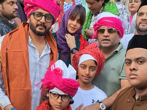 अजमेर दरगाह के खादिमों की ओर से दस्तारबंदी कर दिया तबर्रुक।