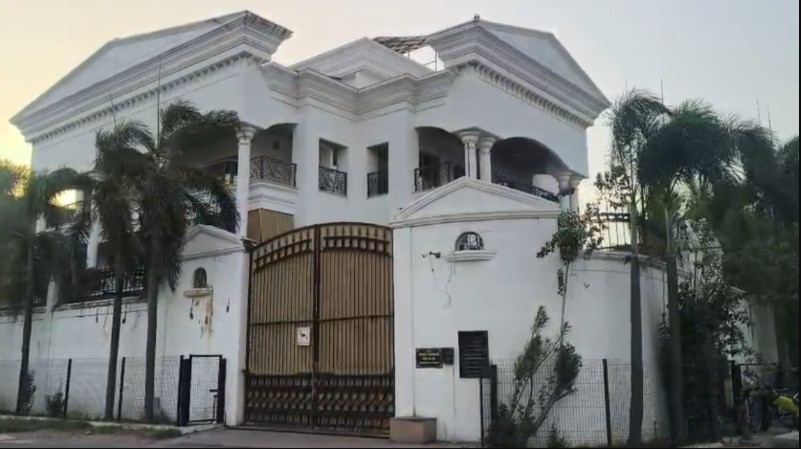 यह बंगला पठान परिवार का है। यहां दोनों भाई यूसुफ और इरफान पठान अपने परिवार और माता-पिता के साथ रहते हैं।