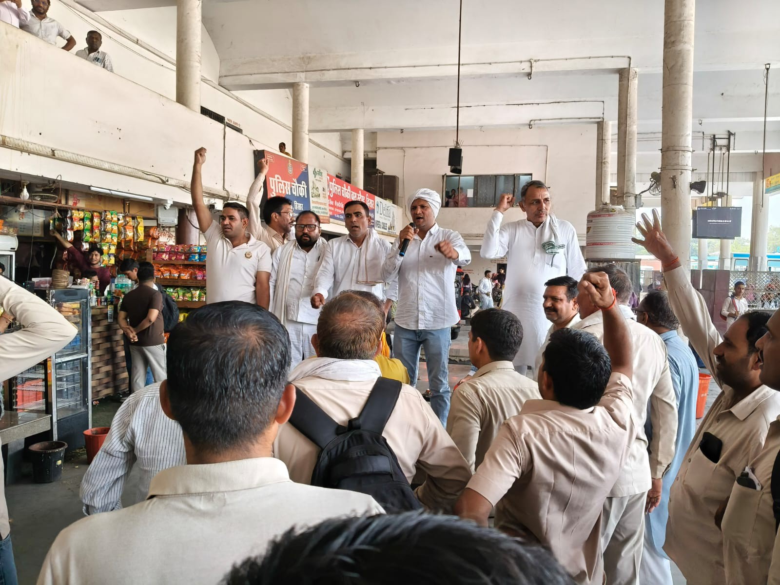 हिसार में प्रदर्शन, 4 तक सहमति परिपत्र जारी करने का अल्टीमेटम, बिजली कर्मियों को समर्थन|हिसार,Hisar - Dainik Bhaskar