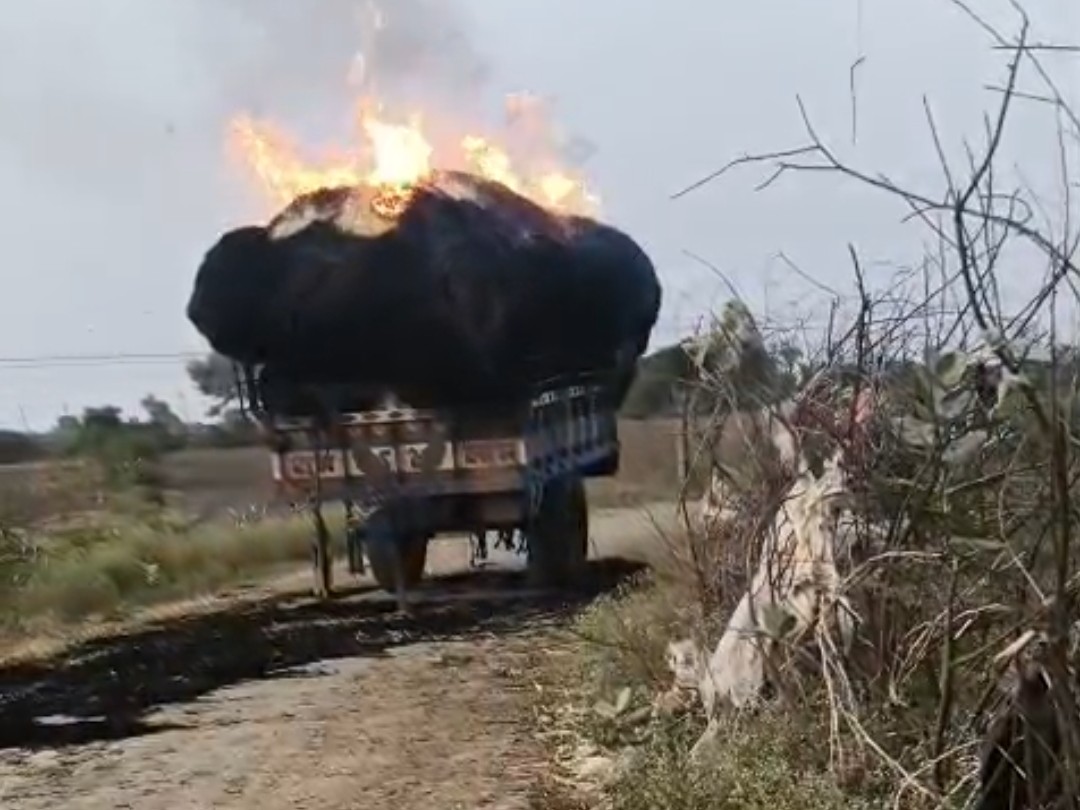 Atru Laxmipura News | Paddy Straw Trolley Fire Accident Near Power Lines