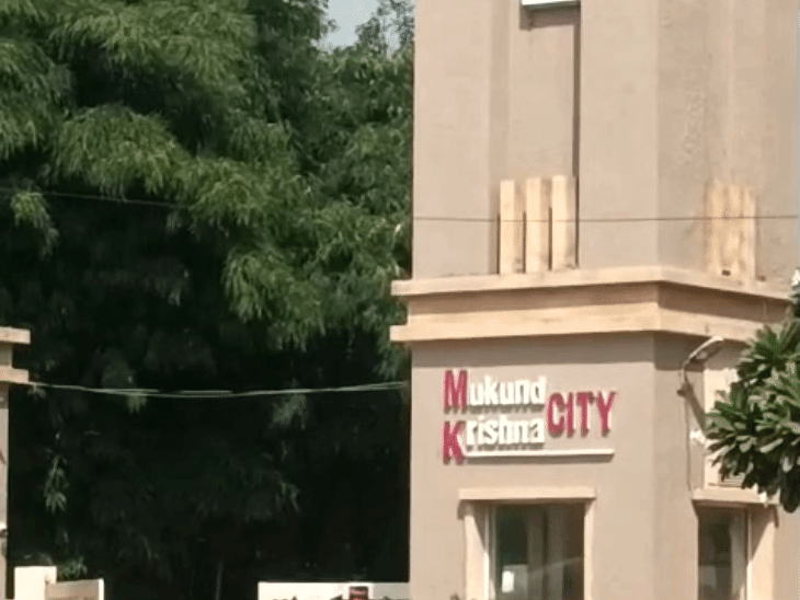 एमके सिटी टाउनशिप में अपने भाई के साथ रहती है।