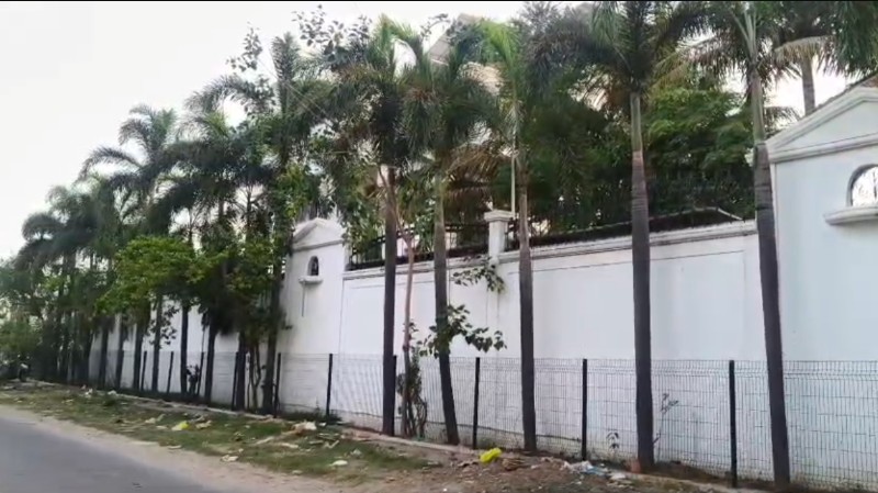 गुजरात सरकार 978 वर्गमीटर का जो प्लॉट दे रही है, वह इसी बंगले के पास है।