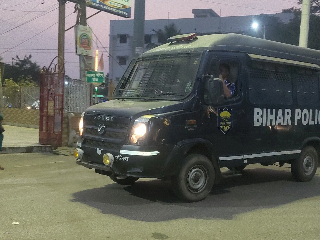 पूर्णिया पुलिस ने आम जनता से अपील की है कि वे यातायात नियमों का पालन करें और प्रतिबंधित मार्गों पर वाहन ले जाने से बचें।