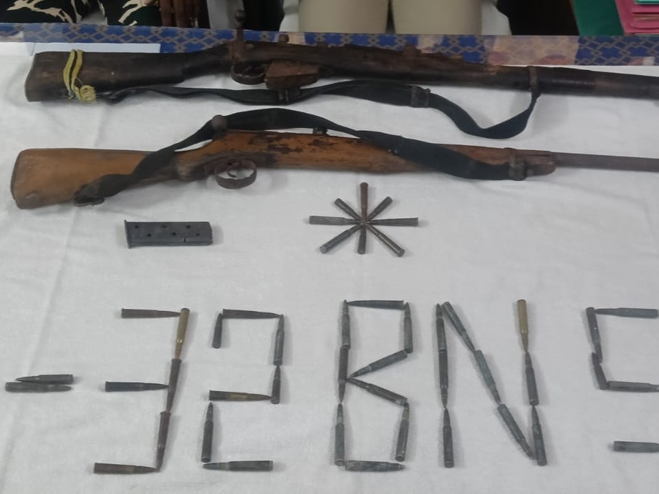 latehar-forest-weapons-cartridges-ied-containers-recovered-mahuadanr