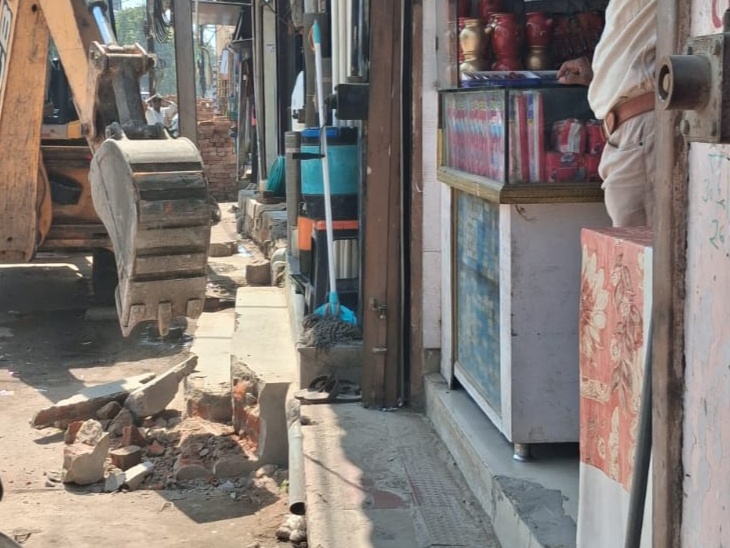 रीवा में अतिक्रमण पर नगर निगम की कार्रवाई, जेसीबी से तोड़े सीढ़ी-रैंप।