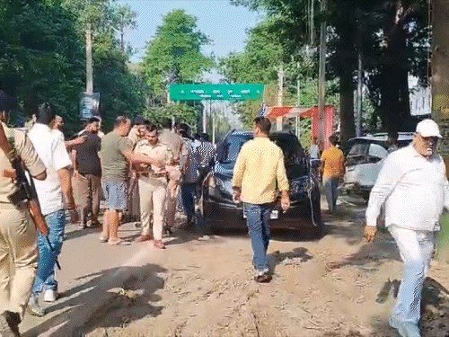 मोकामा में अनंत समर्थक और नीरज समर्थकों के बीच धक्का मुक्की होने से माहौल तनावपूर्ण हो गया।
