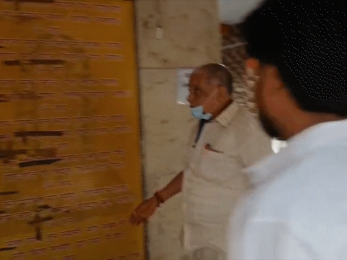 नीरज कुमार ने मतदान से पहले मंदिर जाकर पूजा किया।