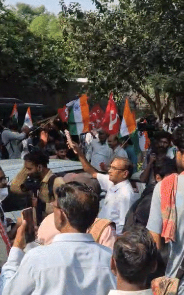 डाव्या विचारसरणीचे कार्यकर्तेही या निदर्शनांत सहभागी झाले होते. यादरम्यान अनेक लोक तिरंगा फडकवताना दिसले.