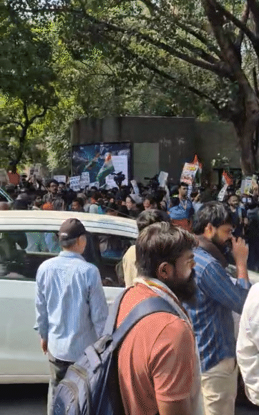 निदर्शनांत सहभागी होण्यासाठी लोक बांगला साहिब गुरुद्वारच्या बाहेर जमा होऊ लागले.