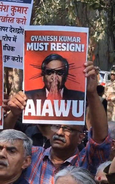 लोक ज्ञानेश कुमार यांच्या विरोधातील पोस्टर्स घेऊन आले.
