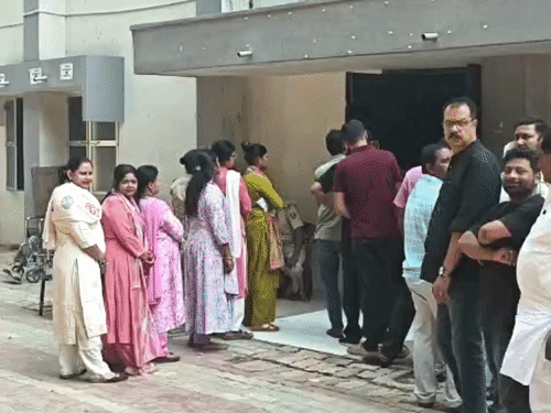 लाइन में खड़े वोटर्स।