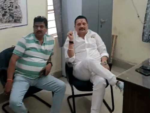 पटना स्नातक सीट से जनसुराज उम्मीदवार अनुज सिंह के समर्थक छोटू सिंह को हिरासत में लिया गया।