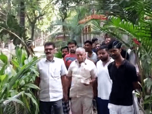 जदयू के कैंडिडेट नीरज कुमार ने मोकामा के परशुराम स्थान में मतदान किया।