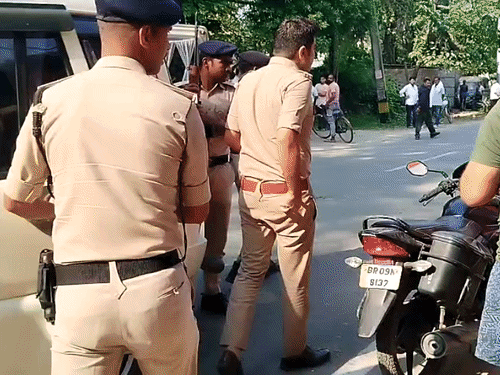 मोकामा में अनंत समर्थित कैंडिडेट अनुज सिंह और नीरज कुमार के समर्थक आमने-सामने आए।