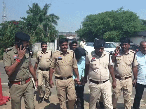 पुलिस ने आरोपी को गिरफ्तार कर लिया है।