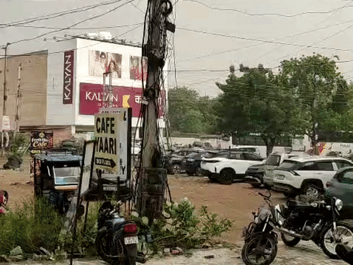 रेवाड़ी में दाेपहर को मौसम बदला और बूंदाबांदी शरू हुई।