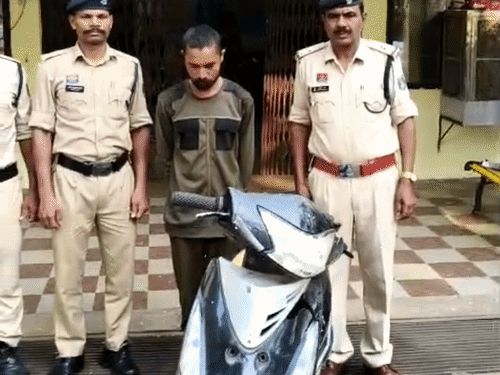 आरोपी पति को पुलिस ने गिरफ्तार कर लिया है। इसी स्कूटी से पत्नी को घुमाने ले गया था।