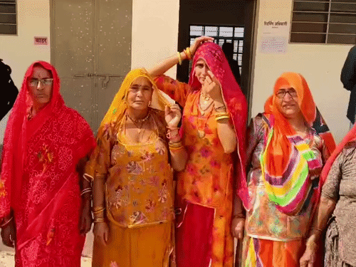 गांव में प्रचार के दौरान सांसद की भाभी मीरा देवी परिवार के साथ।