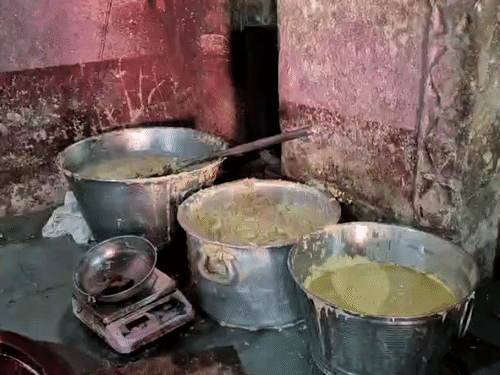 गंदगी के बीच बनाई जा रही थी मिठाइयां।