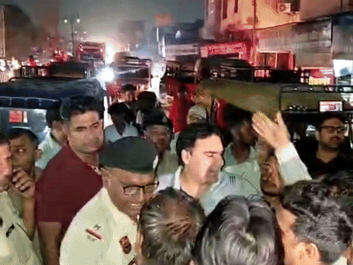 हिसार के कैमरी रोड पर शुक्रवार देर शाम लोगों ने मंत्री रणबीर गंगवा के घर के बाहर जाम लगा दिया था।