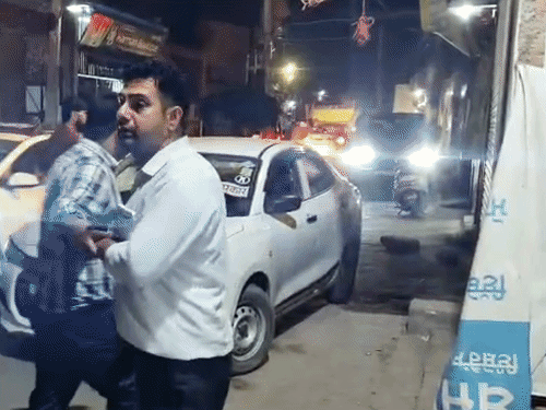 सीबीआई ने सस्पेंड ड्रग इंस्पेक्टर को साथ लेकर एक मेडिकल की जांच की।