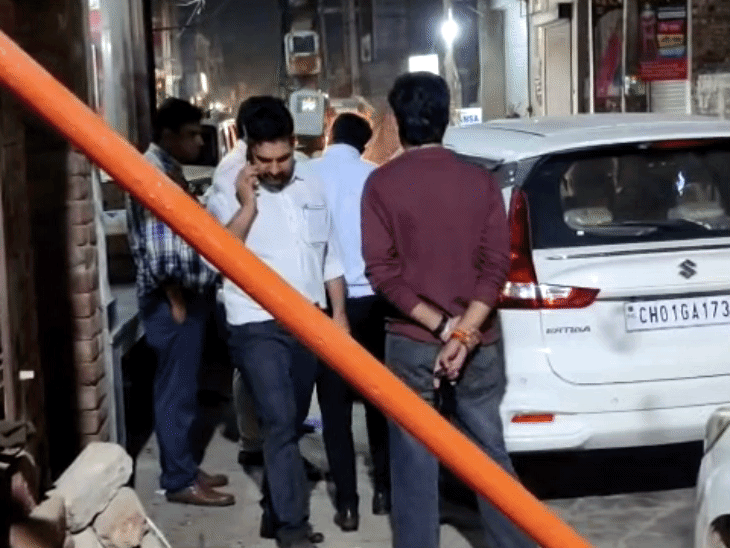 सीबीआई ने देर रात तक जांच की।