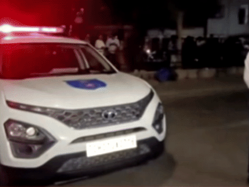फायरिंग के बाद पुलिस घटनास्थल की जांच करती हुई।