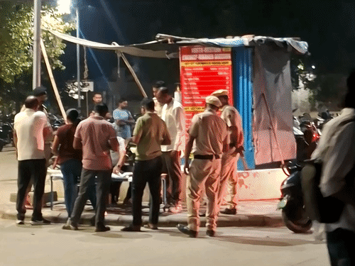 रेलवे स्टेशन के पास जांच-पड़ताल करती पुलिस।