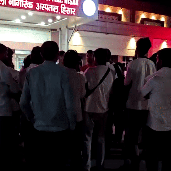 मृतक के साथी हिसार के सिविल अस्पताल के बाहर इकट्ठे होकर कार्रवाई की मांग कर रहे हैं।
