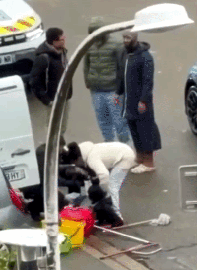 हमलावार गाड़ी चलाते हुए लोगों पर फायरिंग कर रहा था। यह वीडियो सोशल मीडिया पर वायरल है।