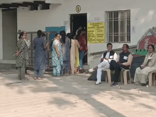 छावनी परिषद कार्यालय के बूथ पर लगी मतदाताओं की लाइन।
