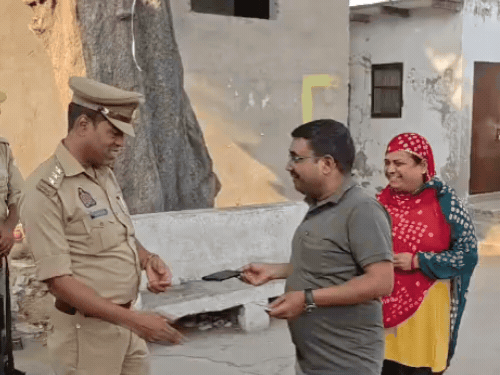 लोहामंडी के रतनमुनि जैन इंटर कॉलेज बूथ पर मतदाताओं के आधार कार्ड चेक करते पुलिसकर्मी।