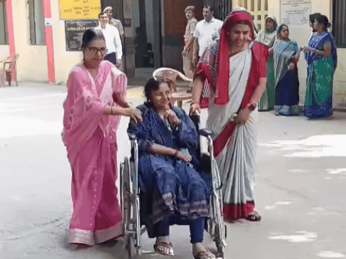 खेरागढ़ में एक बूथ पर व्हीलचेहयर पर वोट डालने पहुंची वोटर।