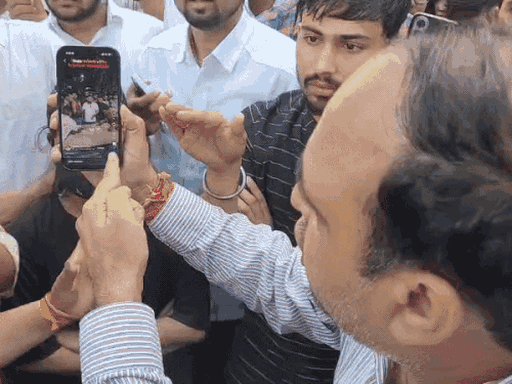 16 अक्टूबर को प्रदर्शन के दौरान चौकी में आरोपियों के साथ बर्थडे सेलिब्रेट की वीडियो दिखाते प्रोफेसर।