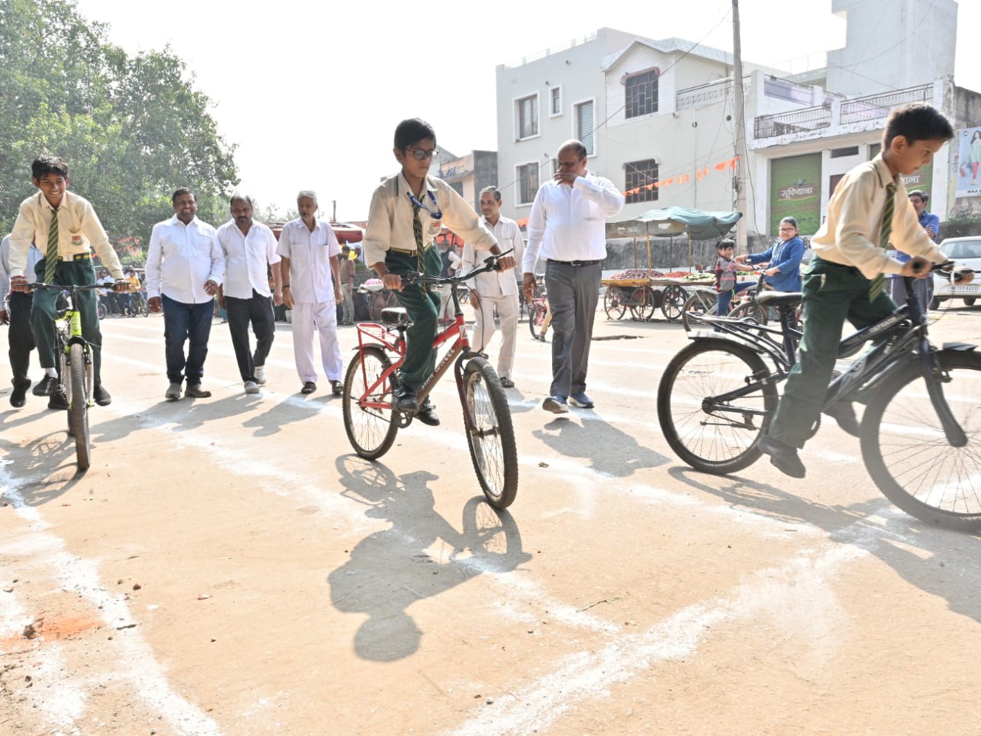 बच्चों के लिए स्लो साइक्लिंग, प्रश्नोत्तरी, चित्रकला प्रतियोगिता, महिलाओं ने हाथों पर रचाई मेहंदी|सोहना,Sohna - Dainik Bhaskar