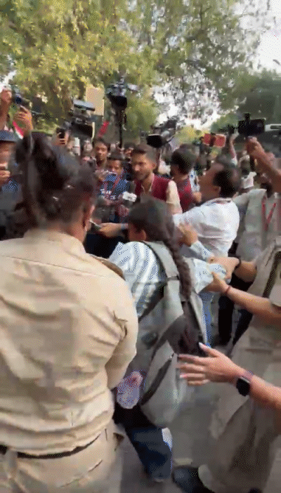 विद्यार्थी संघटनेच्या काही महिला सदस्यांनी मानवी साखळी तयार करून रस्ता अडवला. पोलिसांनी त्यांनाही ओढत नेले आणि बळजबरीने वाहनात बसवले.