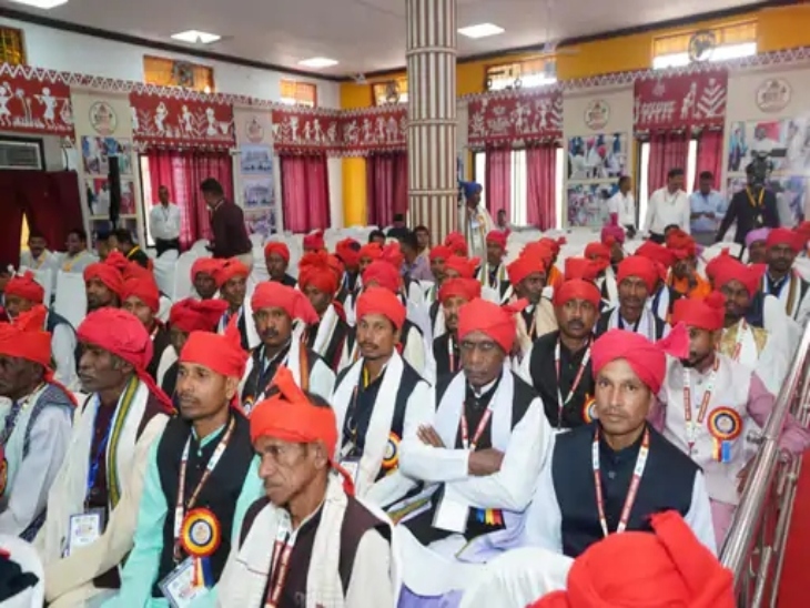 मुरिया दरबार में राष्ट्रपति ने मांझी-चालकियों से बातचीत की।