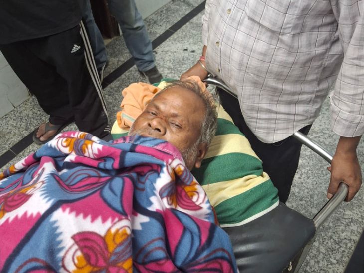अस्पताल में भर्ती ऑटो चालक का इलाज चल रहा है।