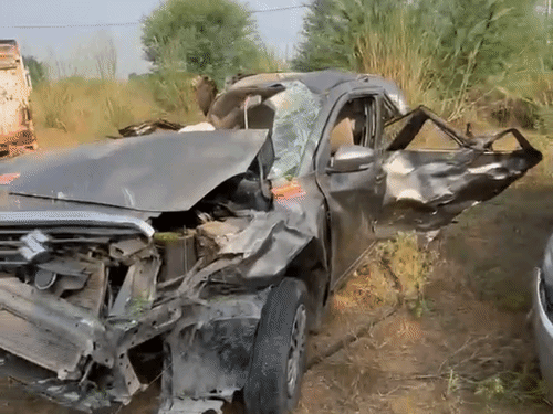 टायर फटने से बेकाबू हुई, आगरा के रहने वाले थे, दर्शन कर लौट रहे थे|जयपुर,Jaipur - Dainik Bhaskar